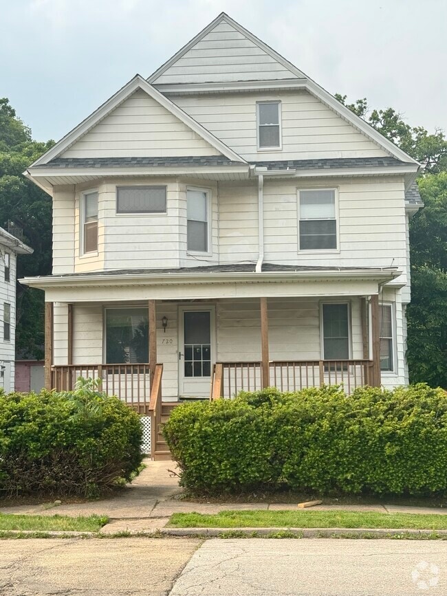 Building Photo - 720 E 15th St