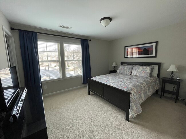 Front Bedroom - 1625 Trailview Way NE