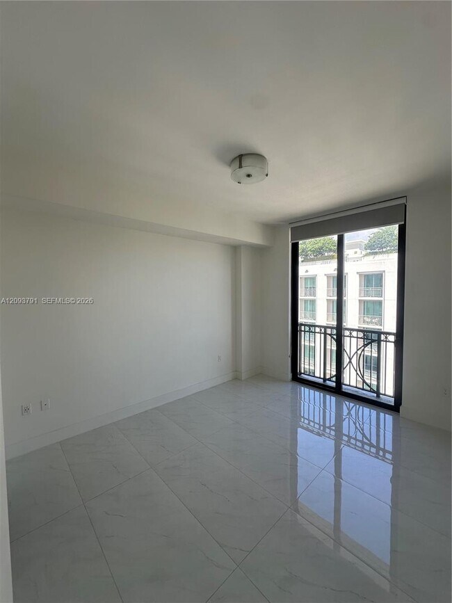 Foto del edificio - 301 Altara Ave