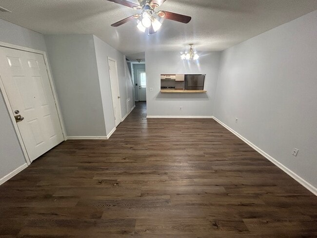 Building Photo - 1113 Country Town
