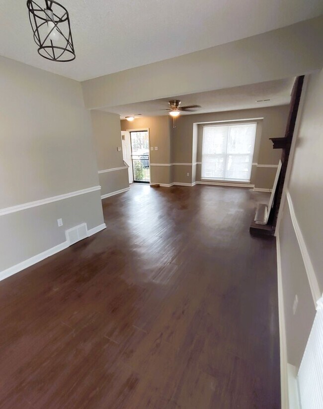 Building Photo - Spacious 2 bedroom, 2 bath town home for lease