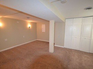 Building Photo - 4046 N McVicker Ave