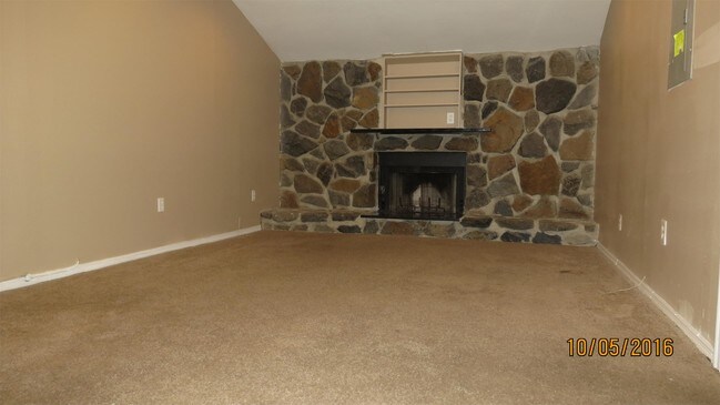 Building Photo - 10 Brierdale Ln