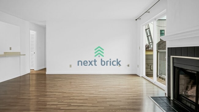 Building Photo - Exceptional 2Bed/2 Bath Uptown/Queen Anne condominium.