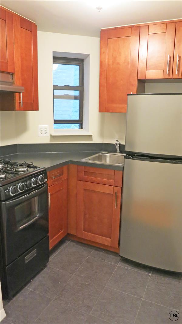 Building Photo - 305 E 94th St