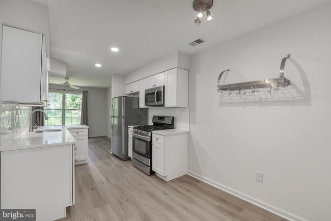 Building Photo - 20 Andover Cir
