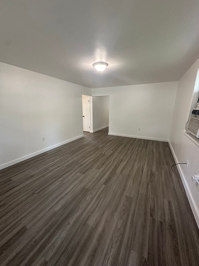 Building Photo - 945 & 949 Helios Ave