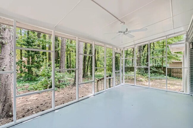 Foto del edificio - 1704 Chase Ridge Dr