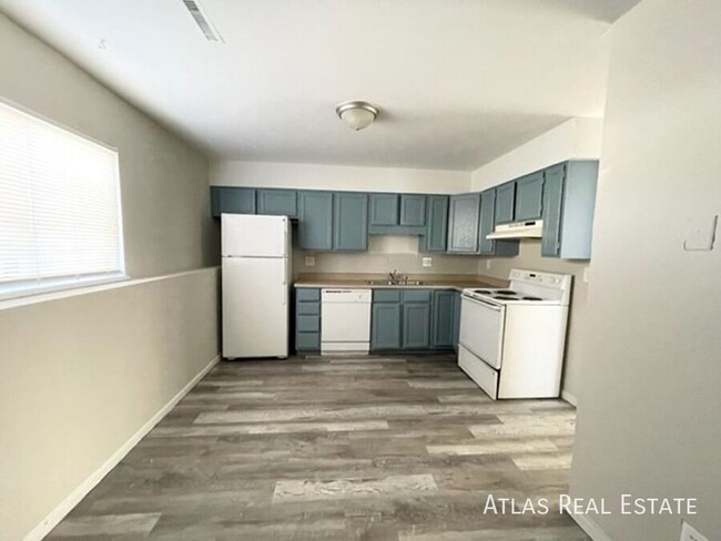 Building Photo - Renovated 2 Bed 1 Bath with Washer/Dryer &...