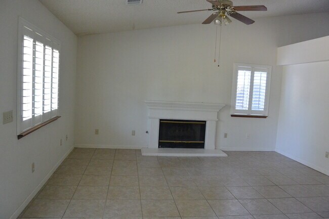 Building Photo - Nice home in great South West Visalia neighborhood in the El Diamante School District