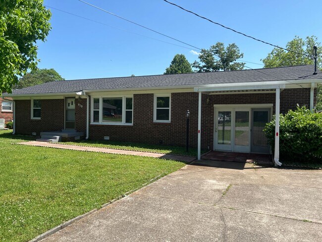Building Photo - Quiet Street! Established Neighborhood. Bi...