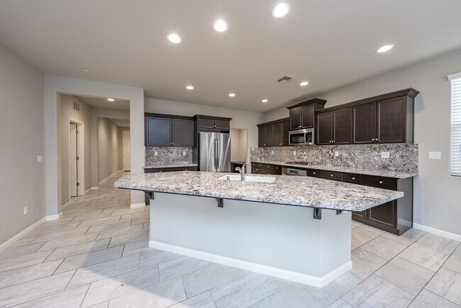 Foto del edificio - Beautiful 4-Bedroom Home with Office in Cl...