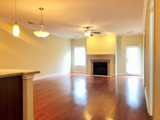 Building Photo - GORGEOUS 3 BEDROOM AND 2 BATH CONDO LOCATED IN PEMMBROOKE PLACE!!