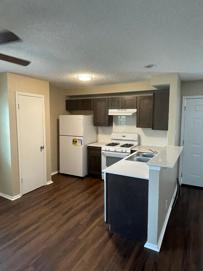 Building Photo - 401 Algerita dr
