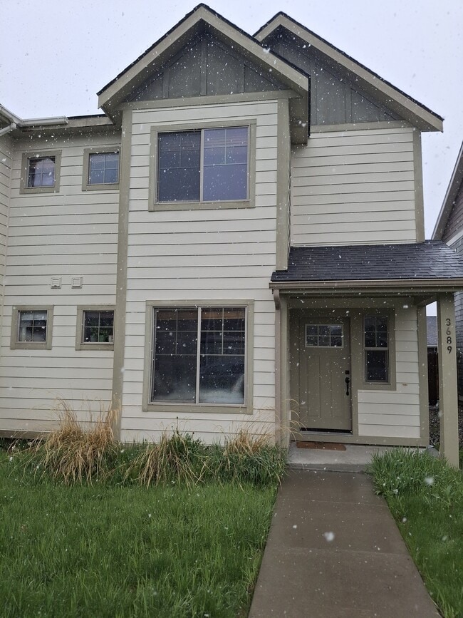 Building Photo - 3689 Pipestone St