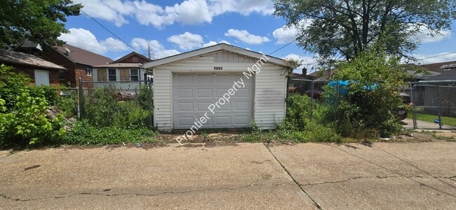 Building Photo - Available NOW! Beautiful/Unique 2 bed 1 ba...