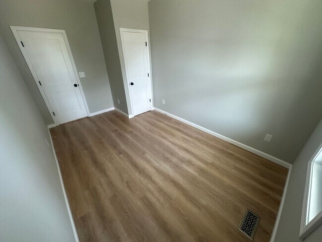 Foto del edificio - BEAUTIFUL RENOVATED NEW 3 BEDROOM HOUSE MI...