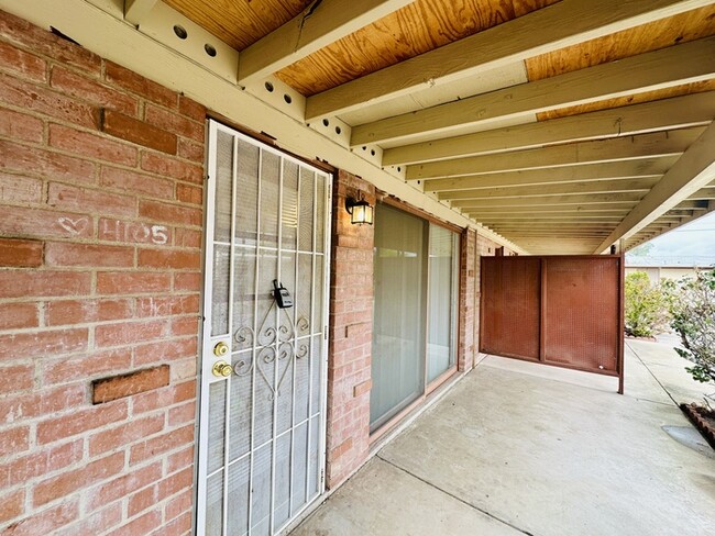Building Photo - Spacious 2 Bedroom Townhome with Vaulted C...