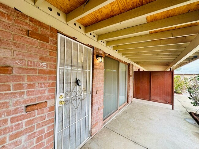 Foto del edificio - Spacious 2 Bedroom Townhome with Vaulted C...