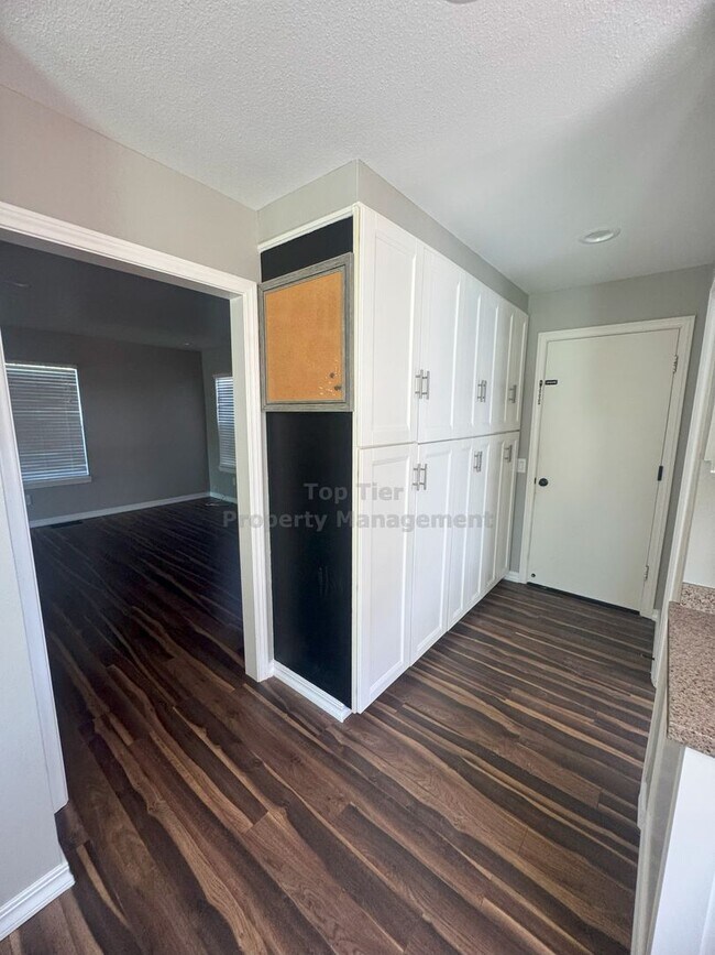 Foto del edificio - Spacious 4-Bedroom Home on Expansive Lot i...