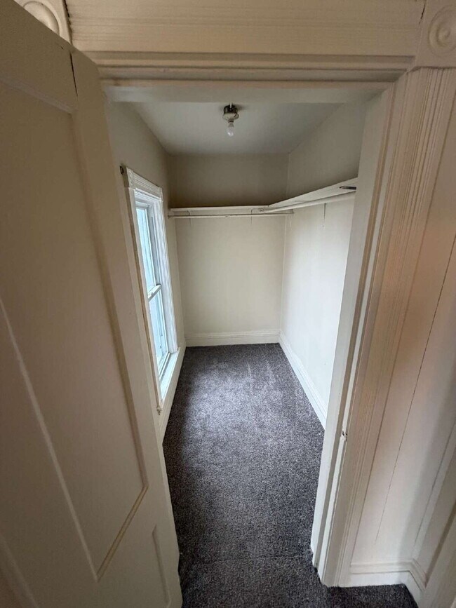 Building Photo - *Comfortable 2-Bedroom Upper Unit in the City of Batavia!*