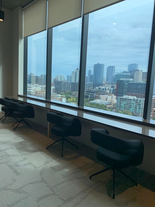 Foto del edificio - 1049 W Van Buren St