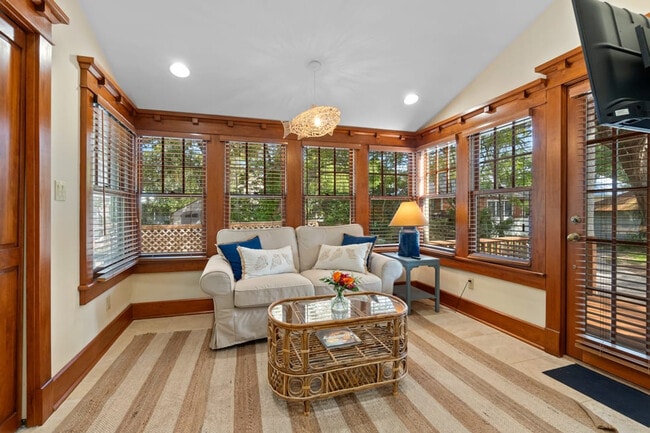 Building Photo - 16 1/2 Carrera Street-SI ID1281962P