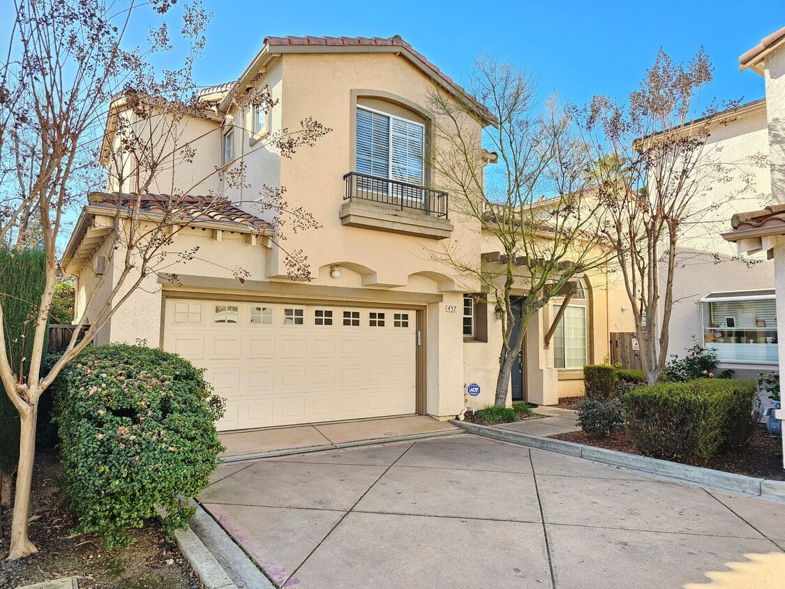 Foto principal - Charming 4 Bed 3 Bath Townhome near Santan...