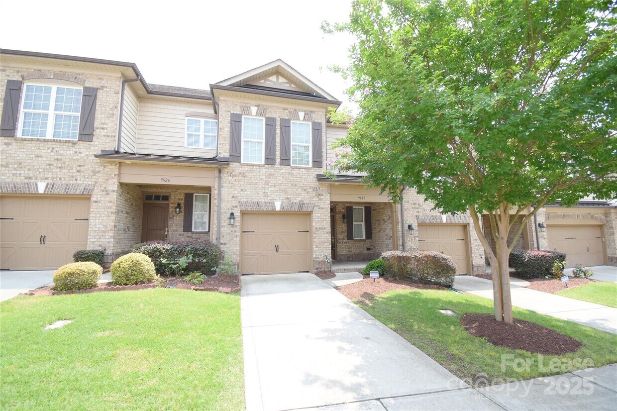Foto principal - 9620 Camberley Ave NW
