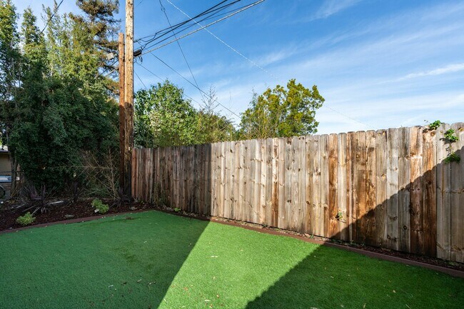 Building Photo - 6218 Pembroke Dr