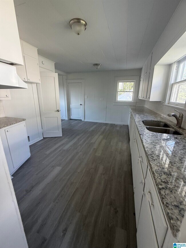 Building Photo - 1736 Mountain Dr