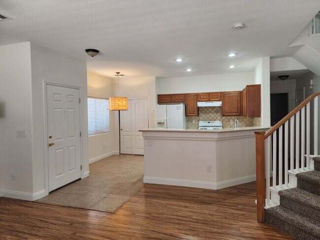Building Photo - Beautiful 1400+ sq ft.  3 bedroom ~ UPGRADED!