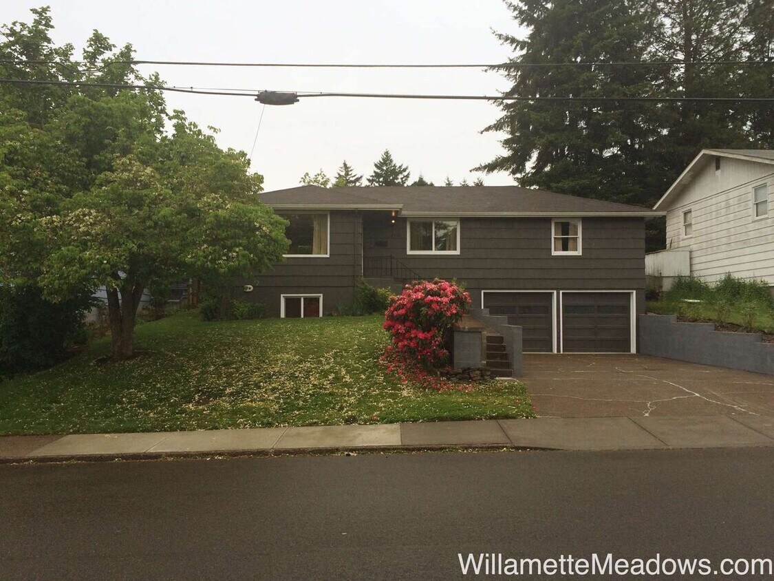 Foto principal - Amazing 4 Bedrooms, 2 Bathrooms, House in ...