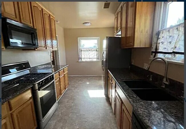 Building Photo - Renovated 3 bed 2 bath.   Ready for move-in