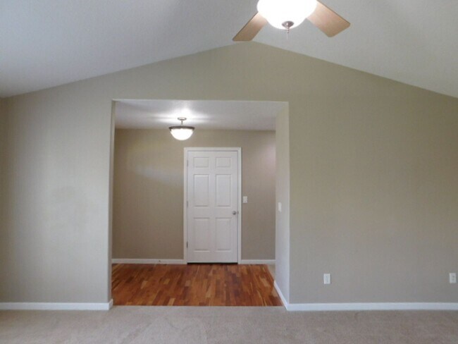 Building Photo - 3Bd/2Ba Single Story House - Available Soon!