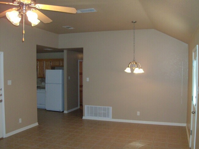 Foto del edificio - Spacious 3-Bedroom Duplex Near Clear Creek...