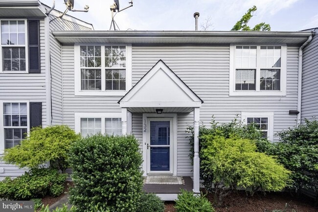 Building Photo - 132 E Glebe Rd