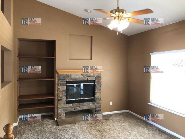 Foto del edificio - Riverbank "Crossroads" 4 Bedroom 3 Bath + ...