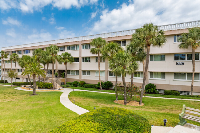 100 Bluff View Dr Belleair Bluffs, FL - Harbour Club
