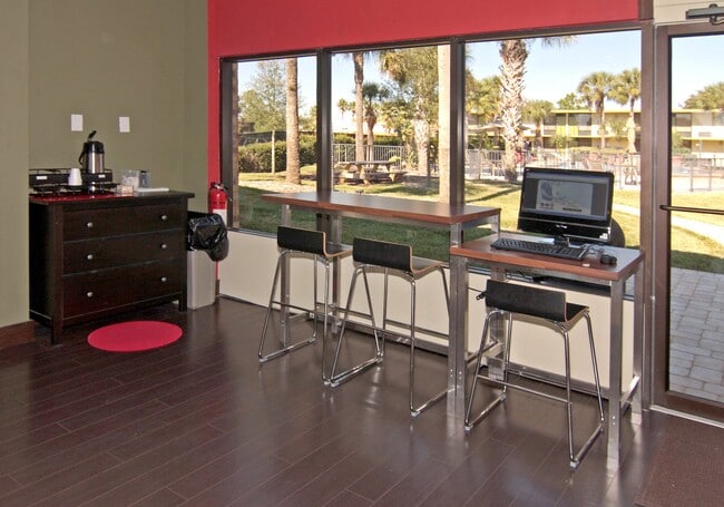 Front Office Lounge - Staymore
