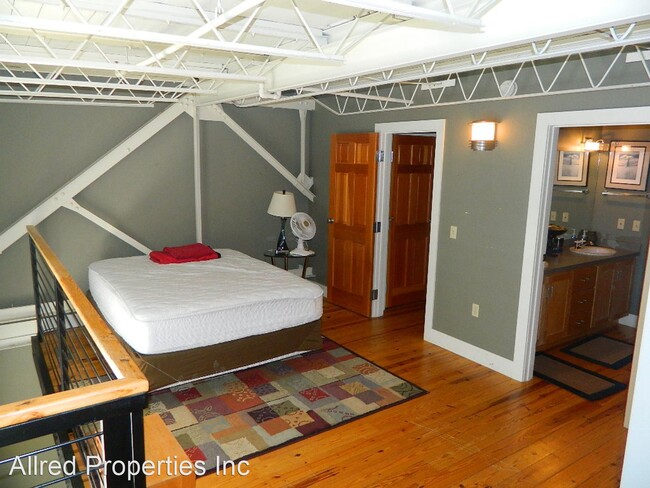 Building Photo - 2 br, 1.5 bath House - 644 W. Dickson Ste....