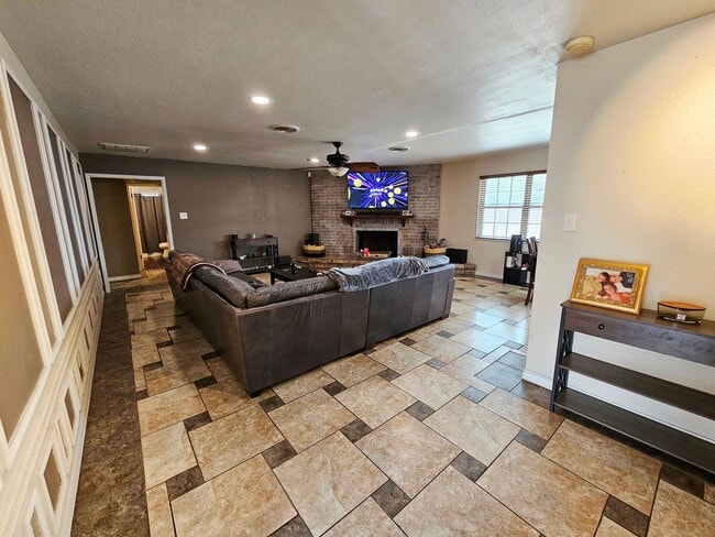 Building Photo - Beautiful 4 Bedroom / 2 Bath Large Home with Refrigerated Air