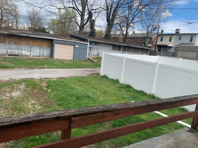 Foto del edificio - Cozy 2 Bedroom 2 Bath with Yard, Parking-Y...