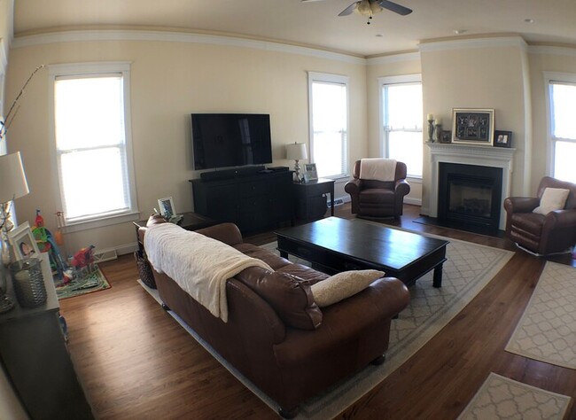 Building Photo - Spacious 3BR 2.5BA + Den Charleston Style ...