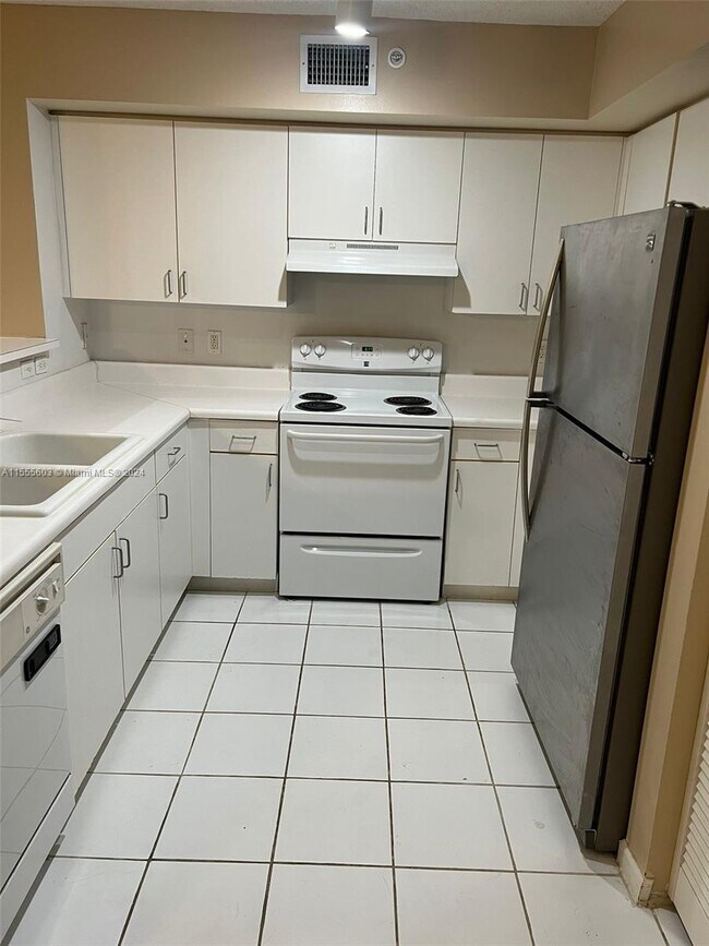 Foto del edificio - 4828 N State Rd 7