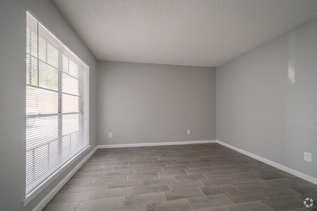 2BR, 1BA - 780SF - Living Room - Colonial