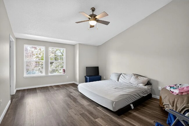 Building Photo - 12505 NE 24th St