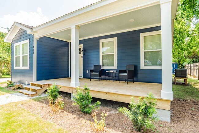 Foto del edificio - Stylish 3 Bedroom Bungalow near NAS and Be...