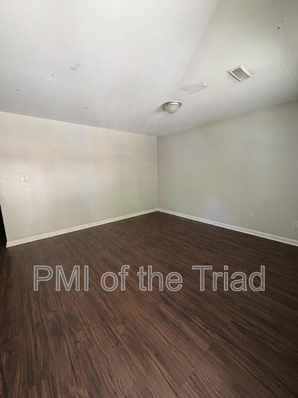 Building Photo - 1600 Oak Croft St