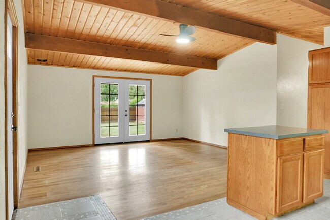 Foto del edificio - $1,950, 3-bedroom, 1-bathroom house in Col...